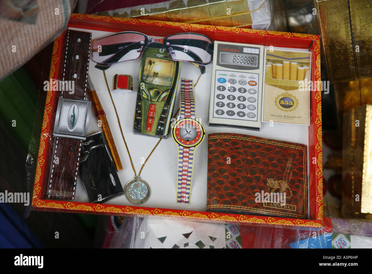 Religiöse Attribute, mit denen die Vietnamesen für Ahnenkult (Hanoi, Vietnam 2006) Stockfoto