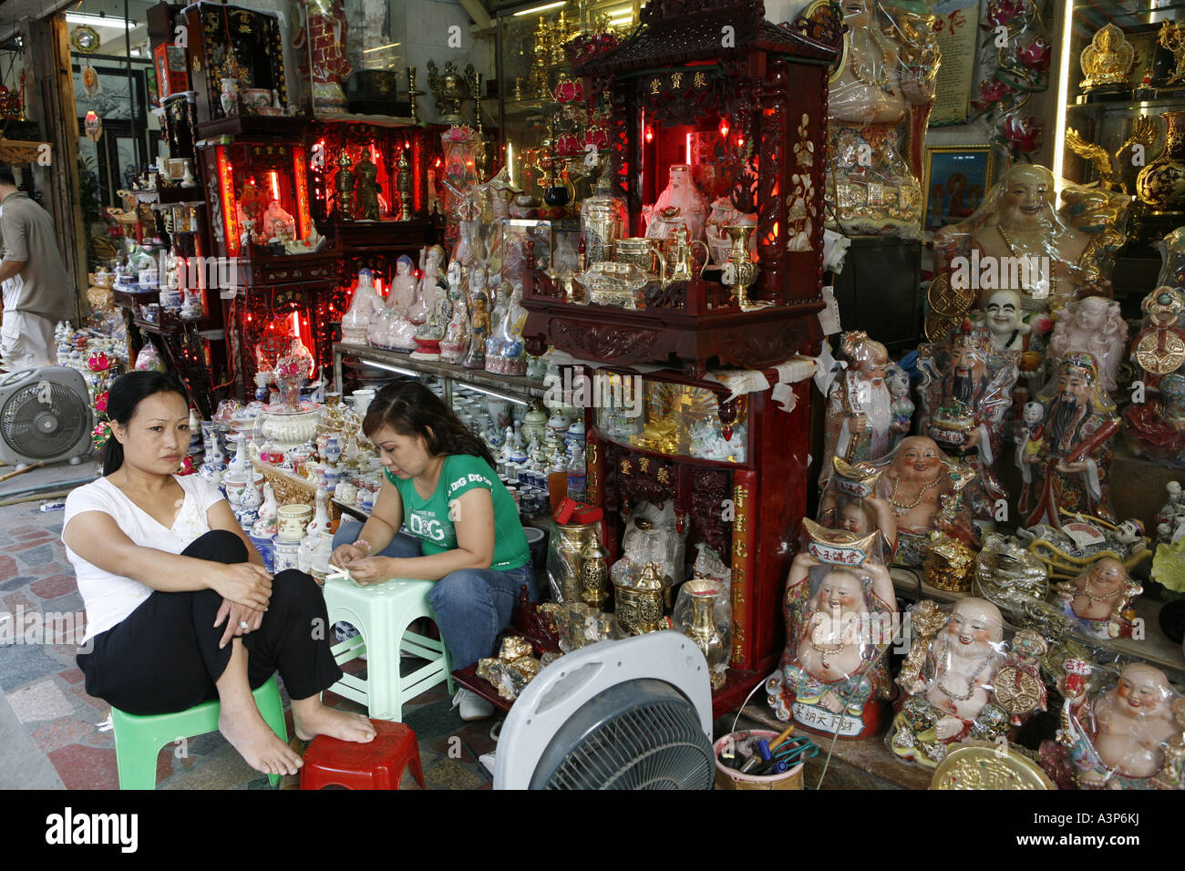 Shop wo sie Altäre verkaufen die vietnamesischen Verwendung für Ahnenkult (Hanoi, Vietnam 2006) Stockfoto