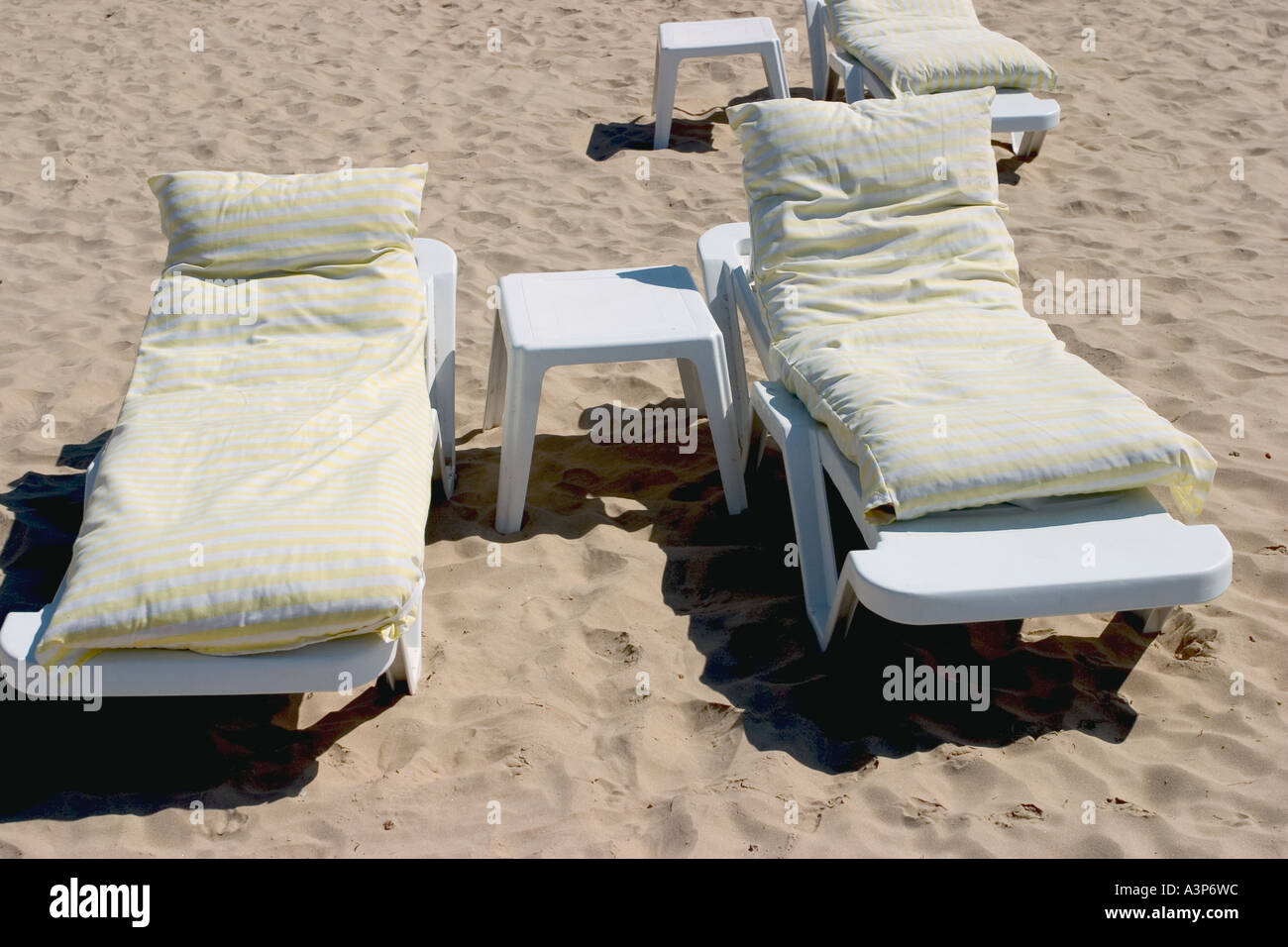 leere Strandkörbe am Strand von Frankreich Stockfoto