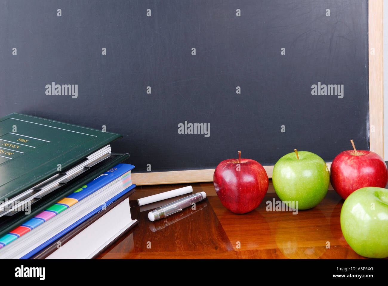 Leere Tafel mit Kreide Schule Bücher und Äpfel Stockfoto