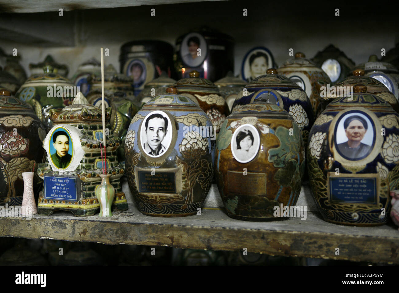Urnen und Bilder von einem toten Personen in einem buddhistischen Tempel in Ho-Chi-Minh-Stadt, Vietnam Stockfoto