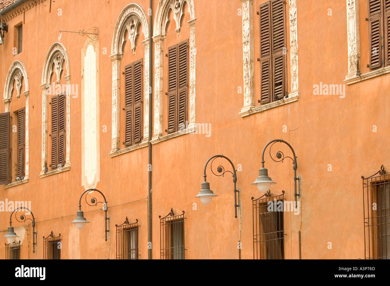 Ferrara-Gebäude in einem Farbton der gelben Ocker Ferrara Emilia Romagna Italien Stockfoto