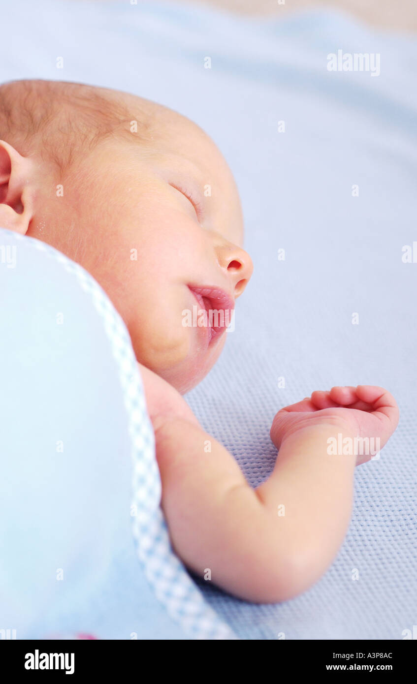 Nahaufnahme des Neugeborenen auf blaue Decke schlafen Stockfoto