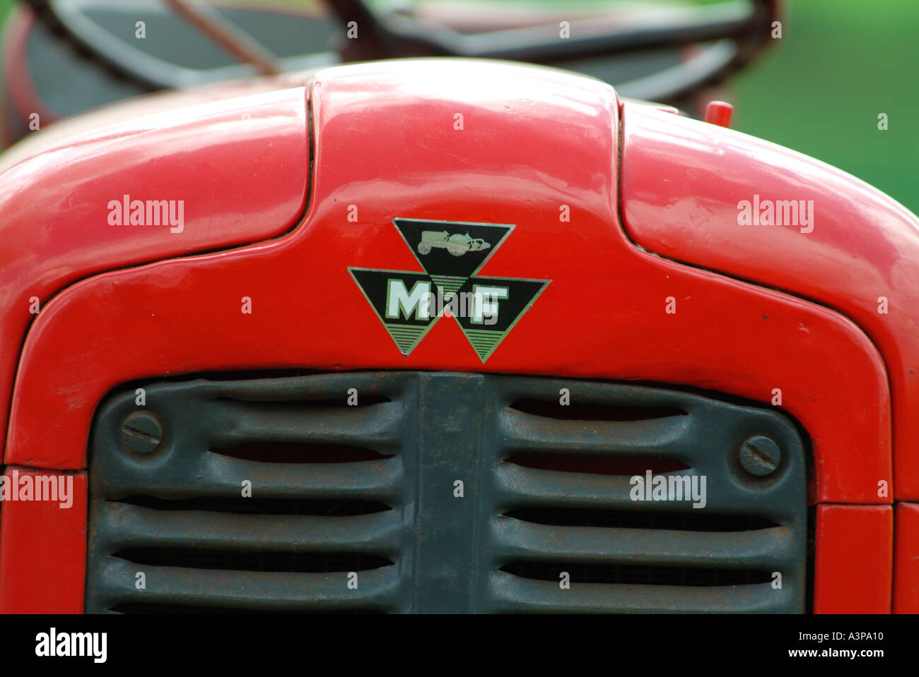 1959 rot Massey Ferguson FE35 Traktor verwendet heute für das Ziehen von Eggen und ein Rasen-Topper in einem paddock Stockfoto