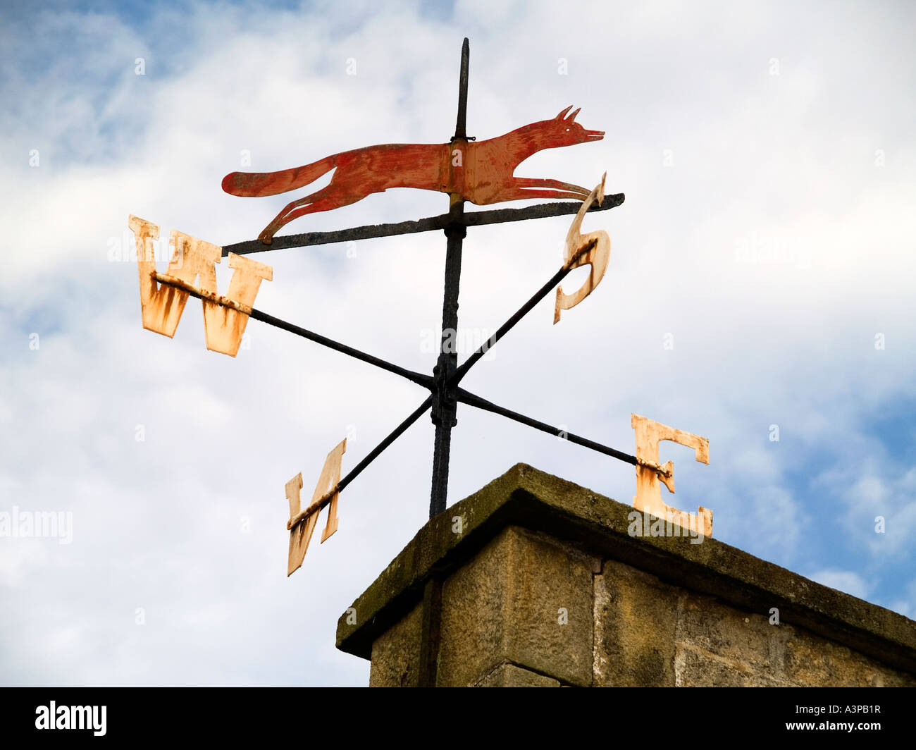 Eine Wetterfahne auf der Süd-Ost in Form eines laufenden Fuchses an Eggleston Co Durham UK Stockfoto
