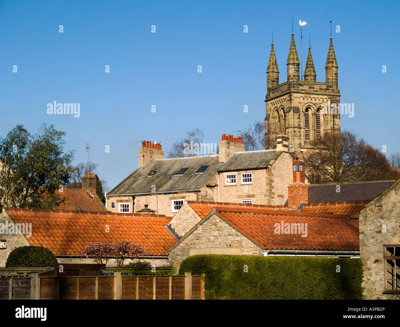 Traditionelle Pfanne geflieste Dächer Steinmauern und Kirchturm im Helmsley North Yorkshire Stockfoto