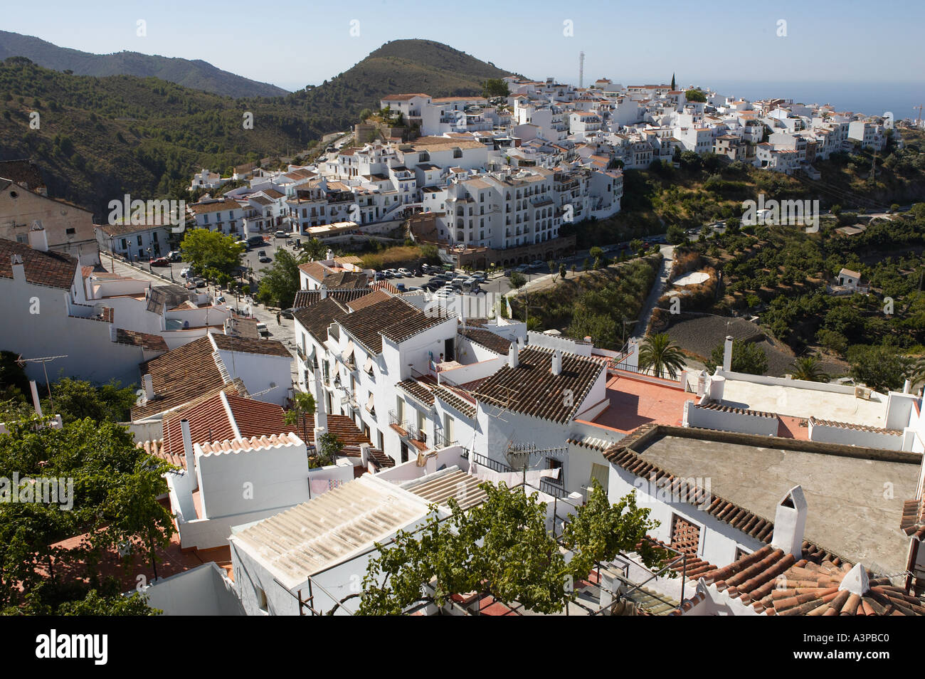 Blick hinunter auf das hübsche Dorf Frigiliana Malaga Costa Del Sol Spanien Stockfoto