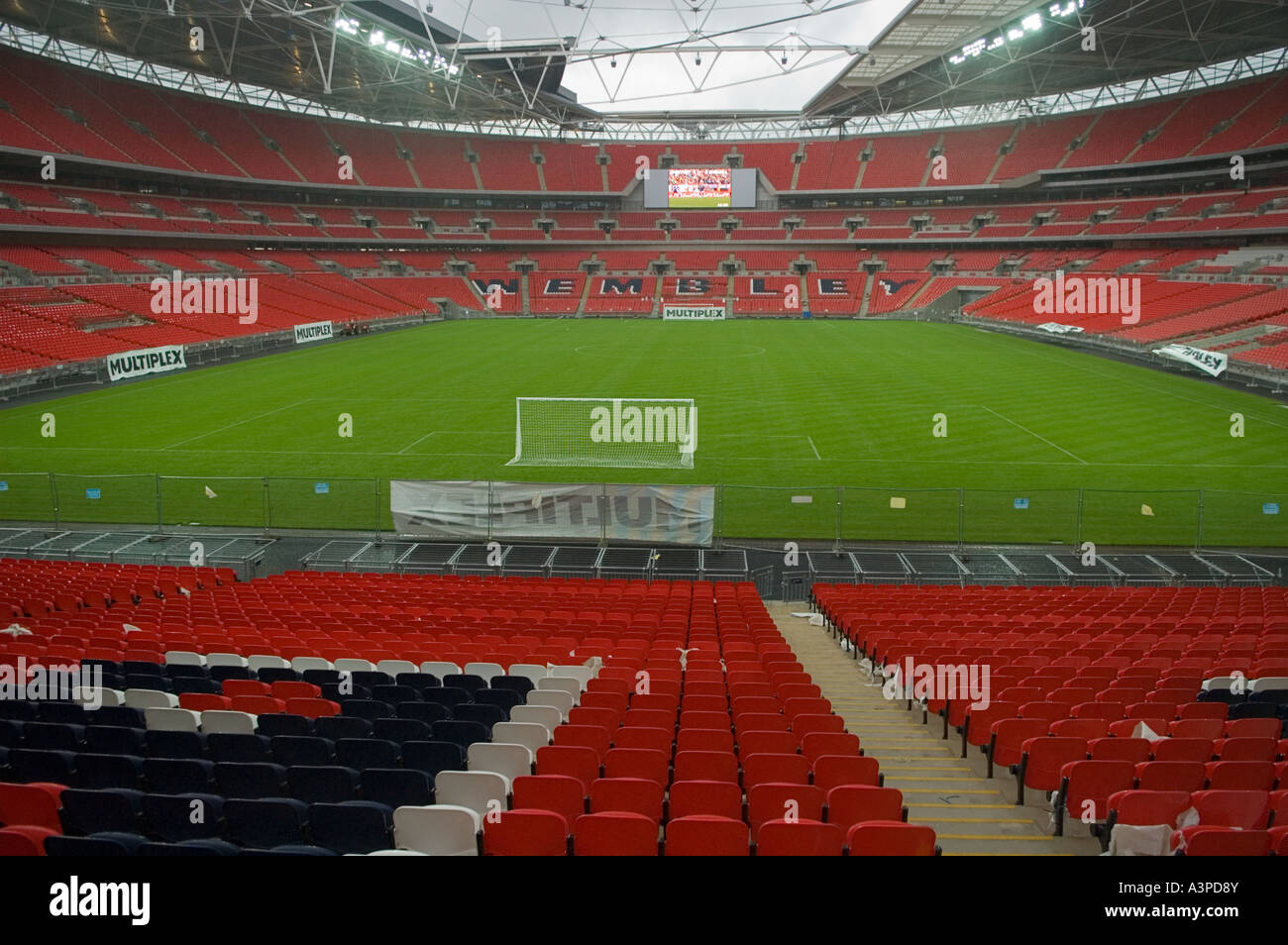 Das neue Wembley-Stadion über das Spielfeld von den Sitzgelegenheiten Atrea am südlichen Ende des Stadions Stockfoto