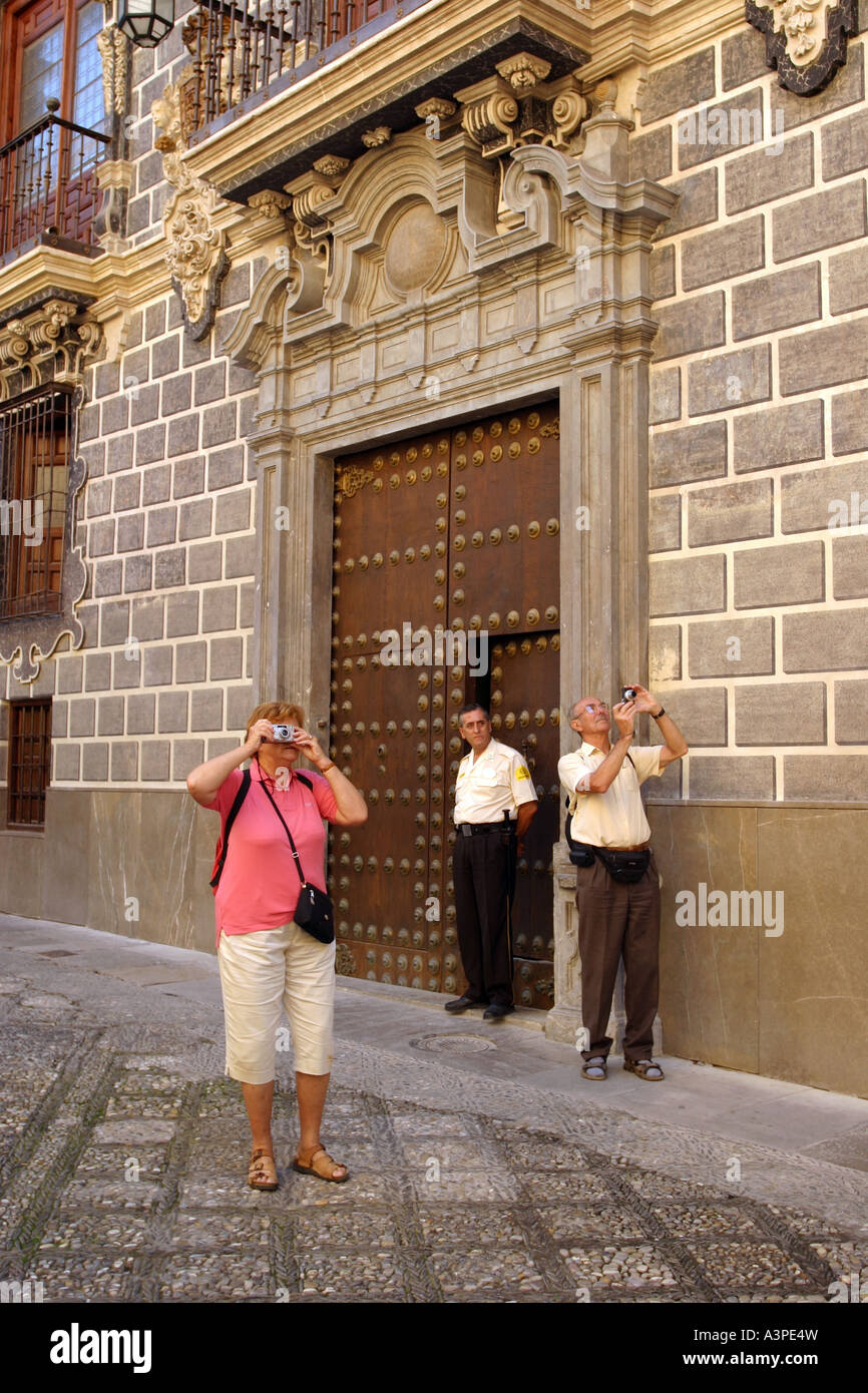 Sicherheit führen außen historisches Gebäude, gerade Touristen fotografieren. Granada Spanien Stockfoto