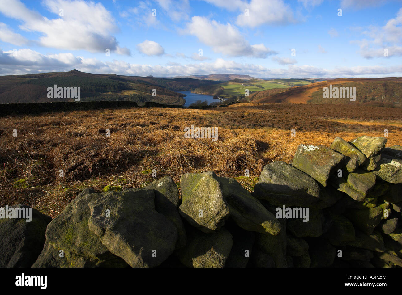 Ladybower Vorratsbehälter und Win Hill betrachtet von Bamford Moor im Peak District in Derbyshire England Stockfoto