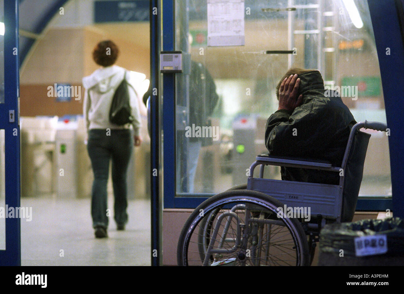 Behinderten Bettler im Rollstuhl am Eingang zur u-Bahn, Warschau, Polen Stockfoto
