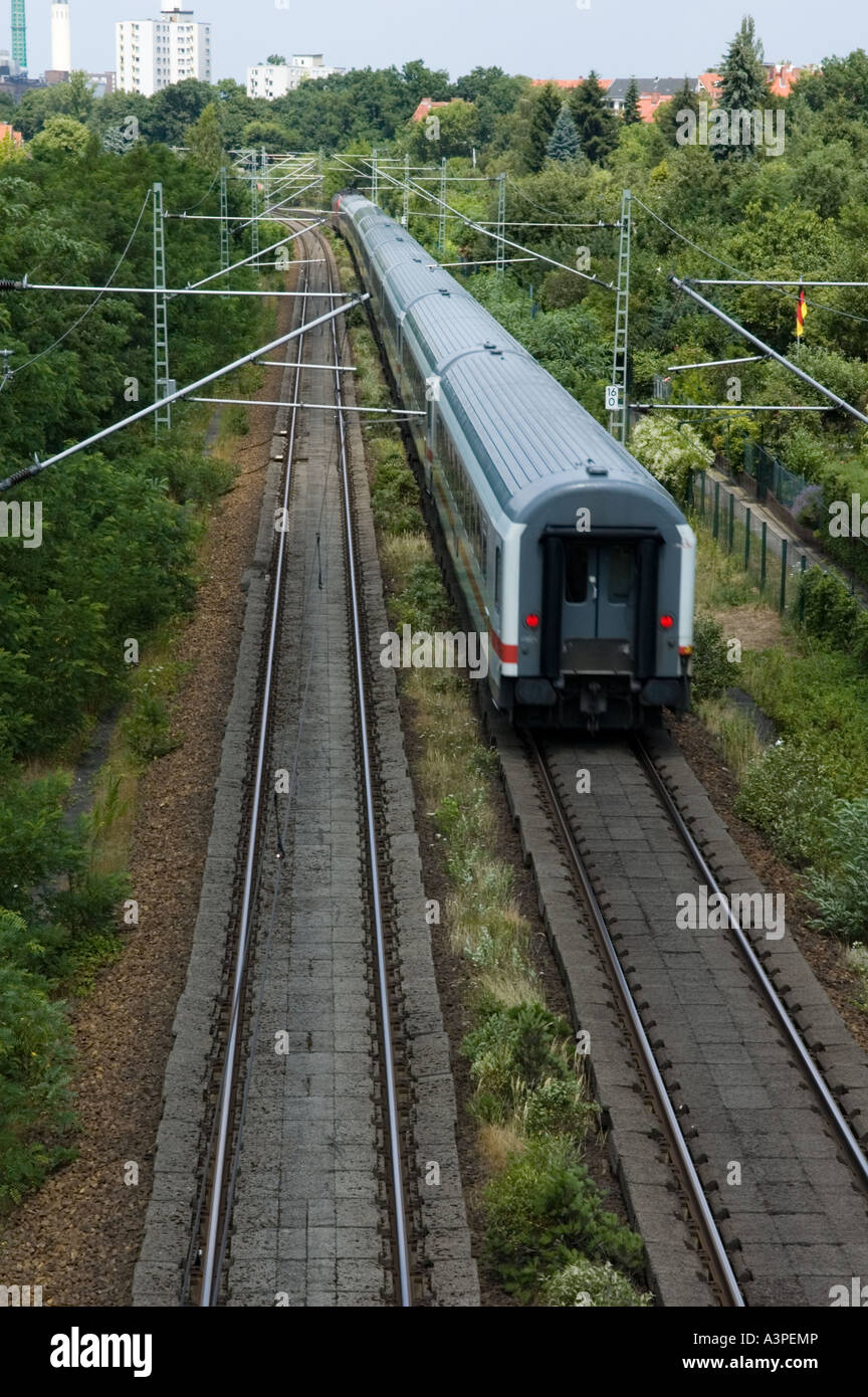 zurückweichenden deutschen Zug fährt durch Berlin Stockfoto