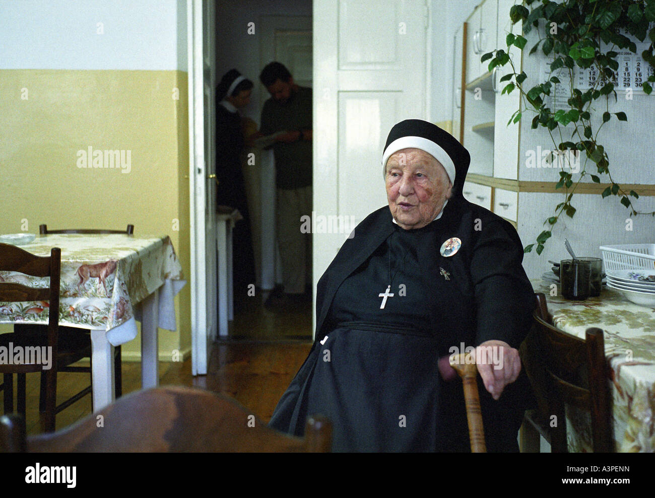 Ältere Nonne sitzen in einem Speisesaal des Klosters in Komancza, Polen Stockfoto