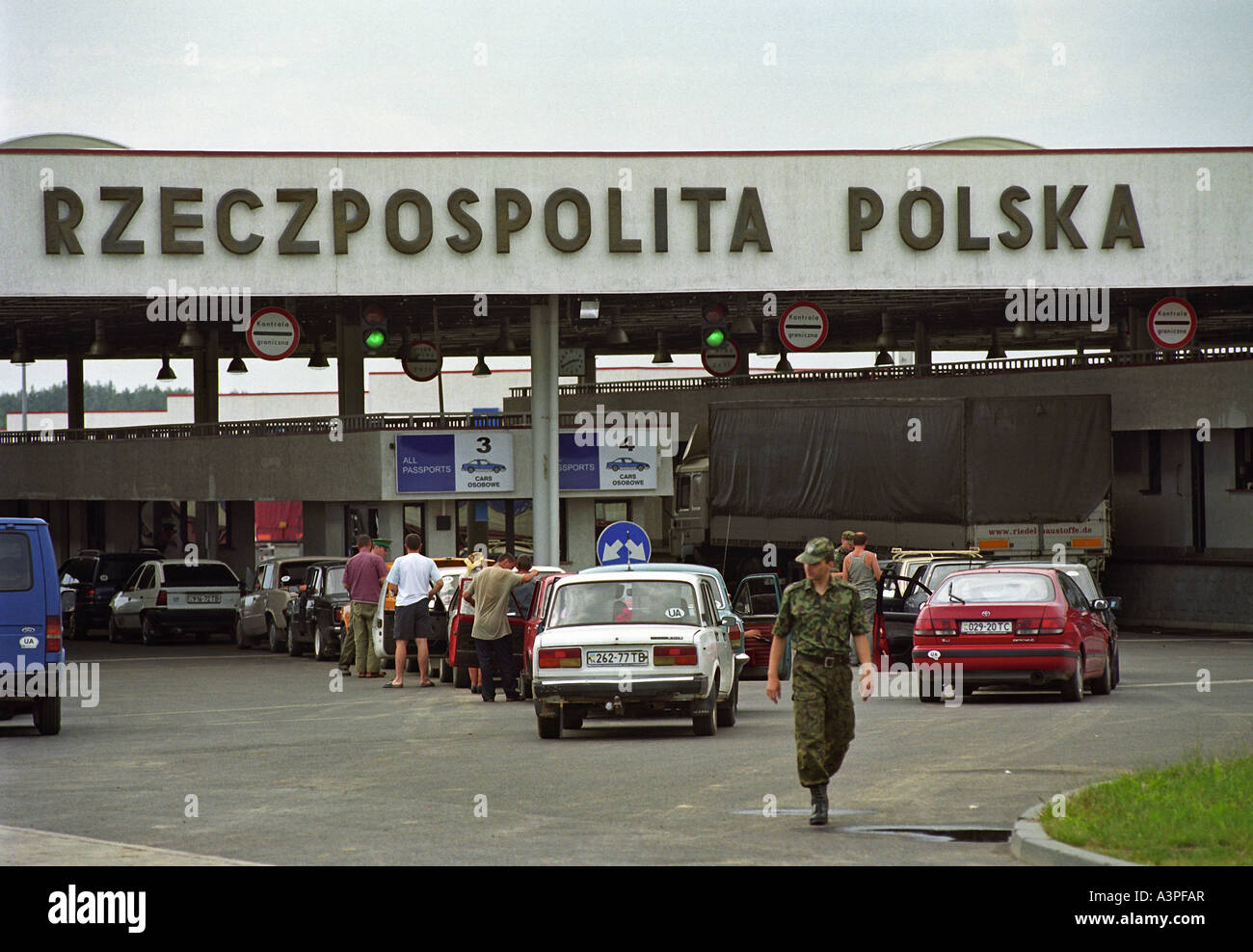 Schlange von Autos warten an der polnisch-ukrainischen Grenzübergang Korczowa, Polen Stockfoto
