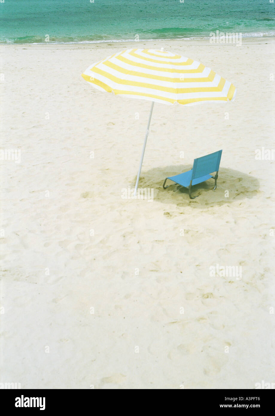 Sonnenschirm und Klappstuhl am Strand Stockfotografie - Alamy