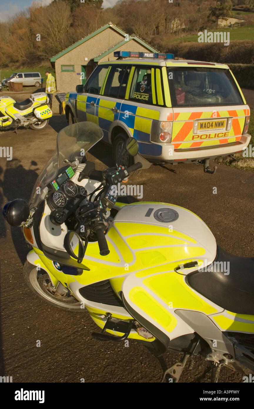 Polizei-Motorrad und Range Rover vor Ort Stockfoto