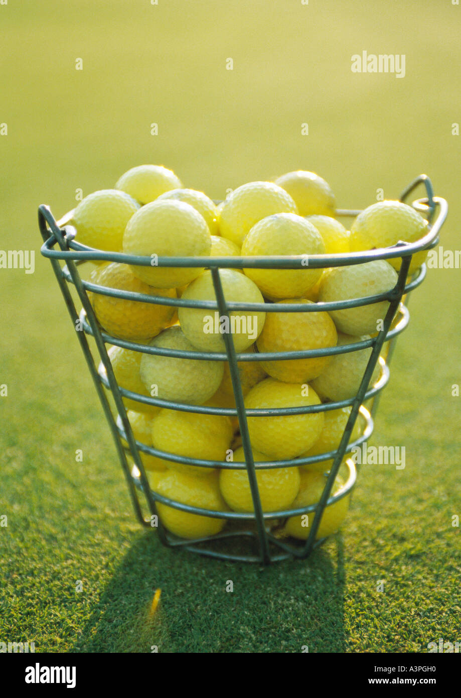 Korb mit gelbe Golfbälle Stockfoto