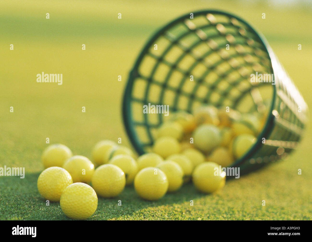 Verschüttete Korb gelb Golfbälle, close-up Stockfoto