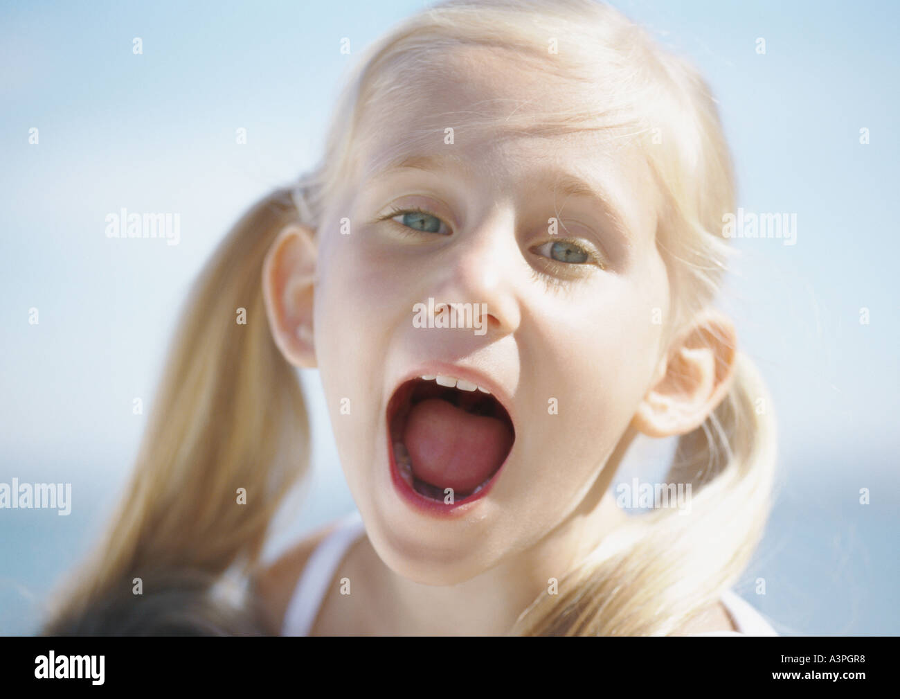 Mädchen Mit Weit Offenem Mund Stockfotografie Alamy