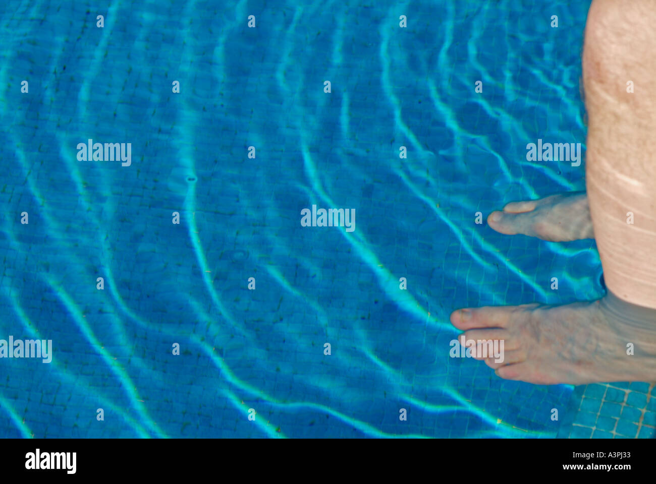 Zwei Beine und Füße paddeln machte Wellen in einem Schwimmbad Stockfoto