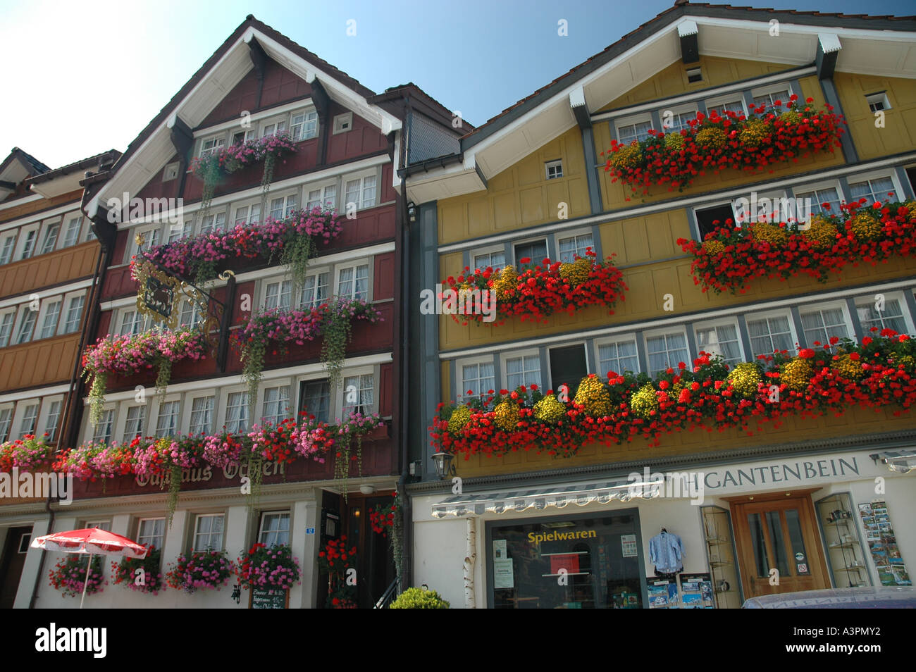 Historische, traditionelle Häuser am Urnaesch Kanton Appenzell dekoriert  mit Blumen vor allem Geranien Schweiz Stockfotografie - Alamy