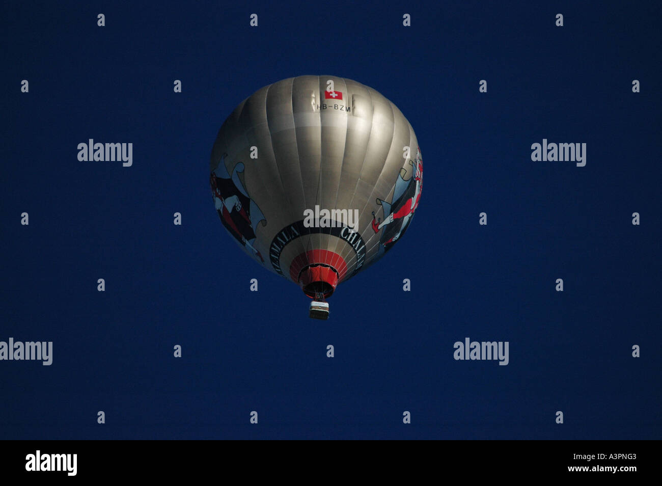 Hor Heißluftballon fliegen in blauen wolkenlosen Himmel Chateau d Oex Ballon-Festival der Schweiz Stockfoto