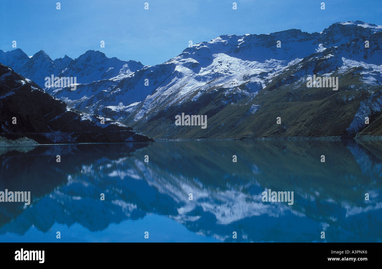 schneebedeckte Berge spiegeln in See Moiry einen künstlichen See für hydroelektrische Energieerzeugung Walliser Alpen der Schweiz Stockfoto