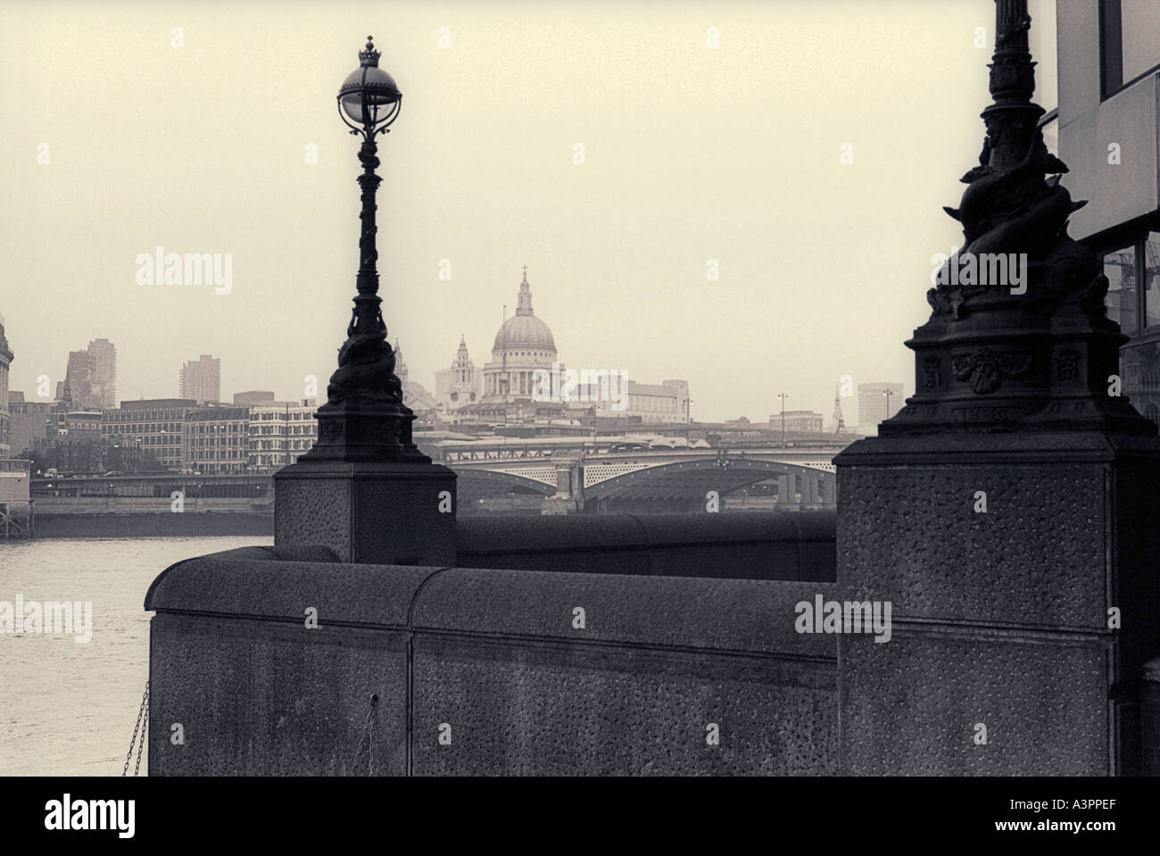 Blick vom Südufer in Richtung der Stadt London England Stockfoto