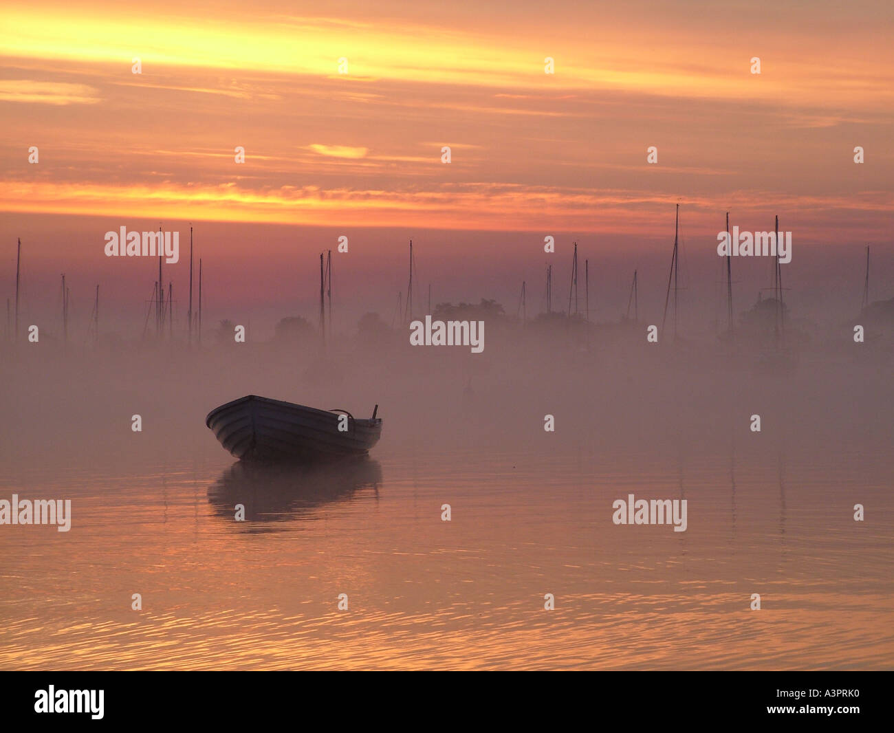 Boote bei Sonnenaufgang auf dem Fluss Blackwater Heybridge Becken Essex England Stockfoto