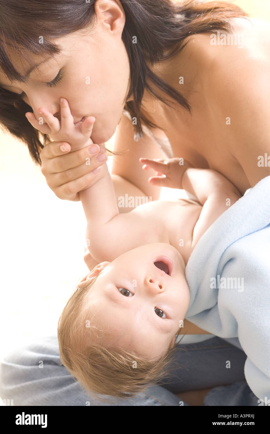 Mutter küssen Baby hand Stockfoto