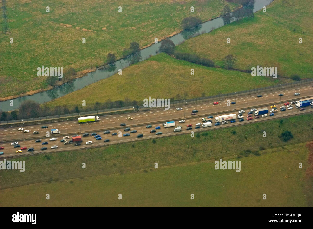 Schwerlastverkehr auf dem südlichen Abschnitt von der M25 Aerial Fotografieren von Capital Radio s Flying Eye Verkehr Spotter Flugzeug Stockfoto