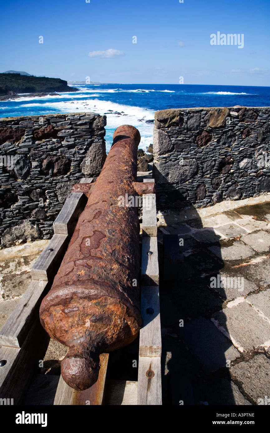 Eine alte Canon Punkte heraus zum Meer am Castillo de San Miguel Garachico Teneriffa Kanaren Spanien Stockfoto