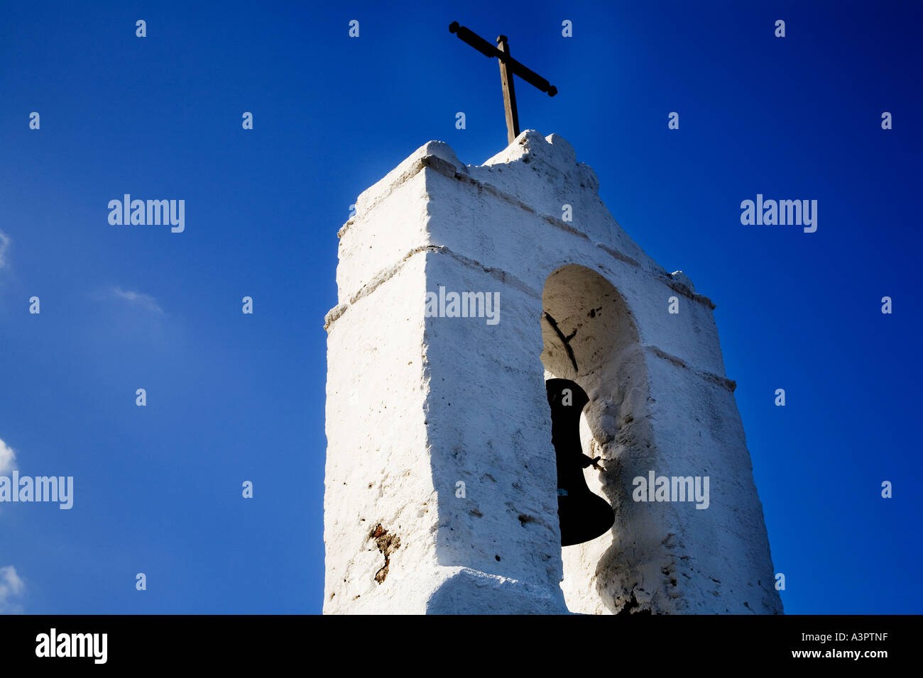 Weiße Glockenturm gegen blauen Himmel Castillo de San Miguel Garachico Teneriffa Kanaren Spanien Stockfoto