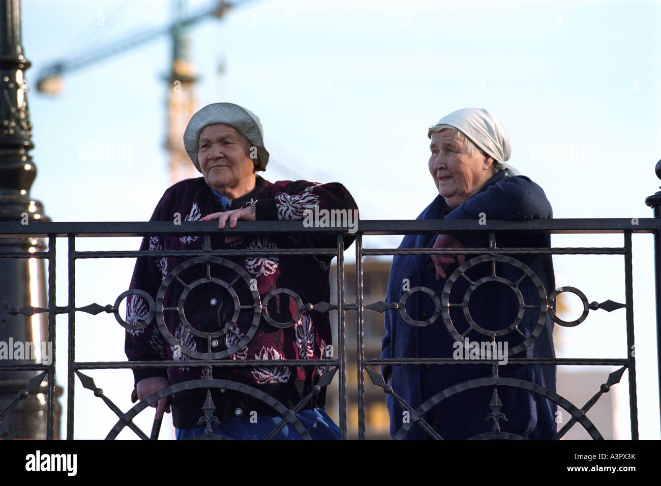 Zwei alte Frauen auf der neu errichteten Könige-Brücke in Kaliningrad, Russland Stockfoto