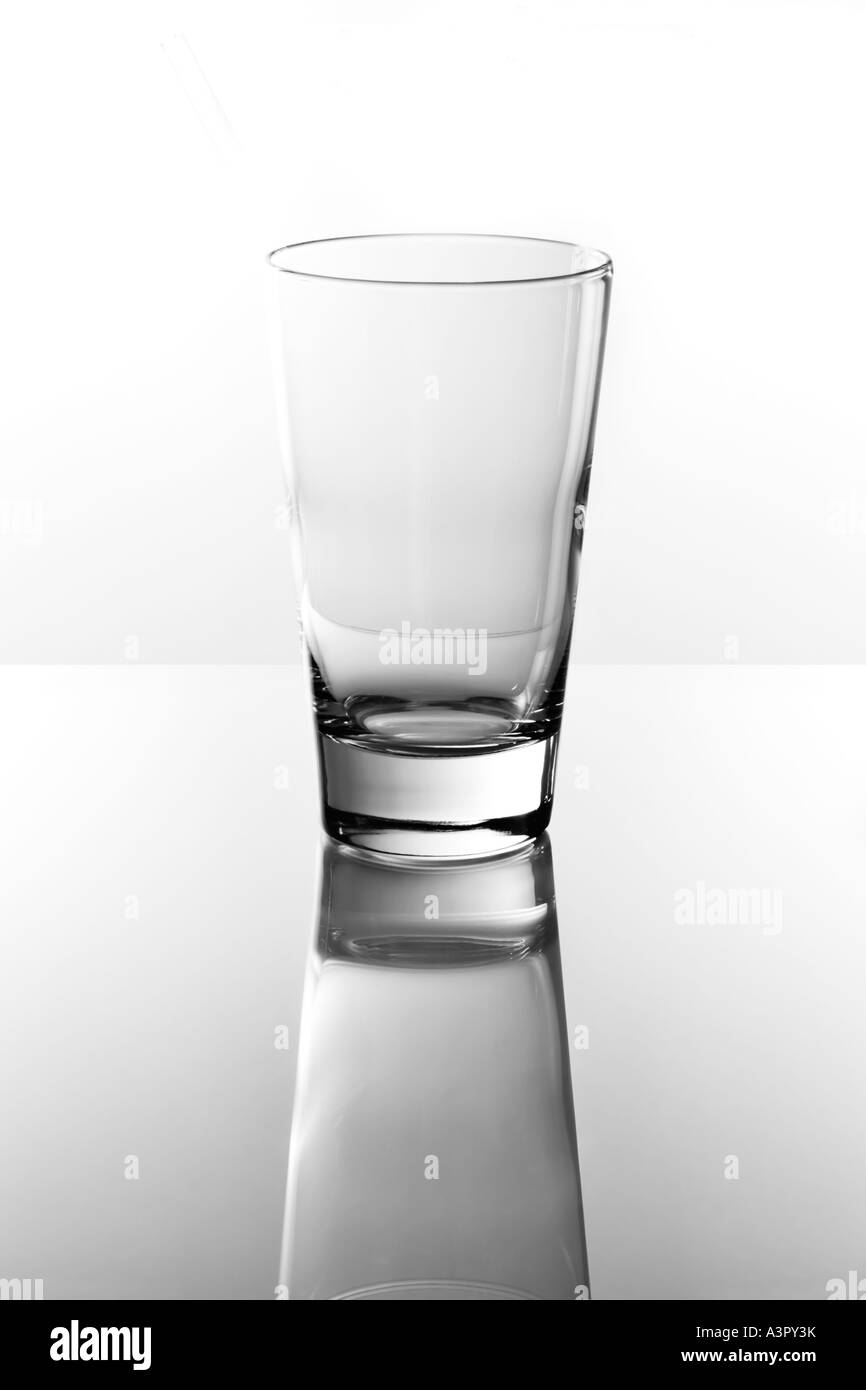 Leere Glas auf einem reflektierenden Tisch Stockfoto