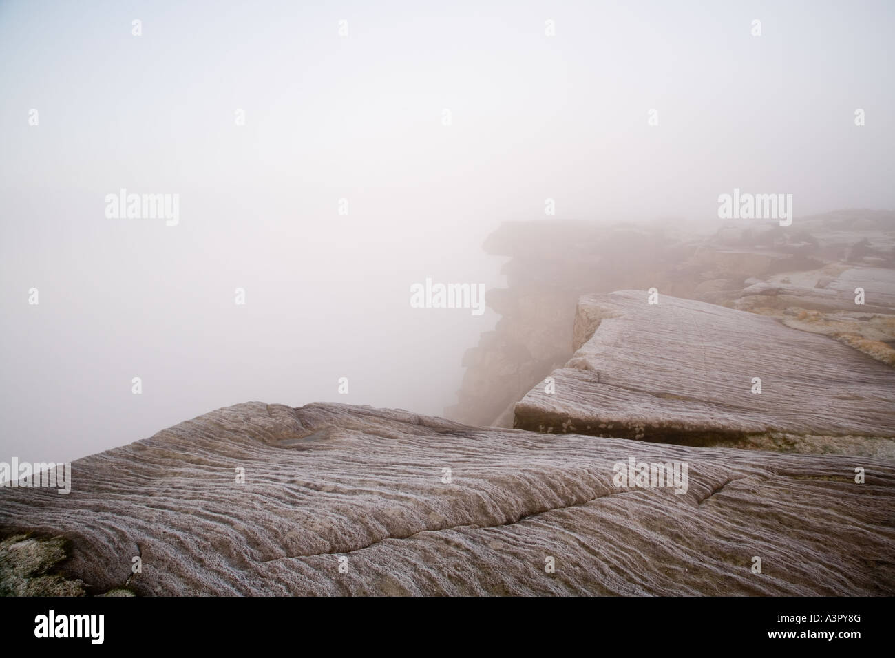 Nebel & frost Curbar Rand, Peak District National Park, Derbyshire, UK, Europa Stockfoto