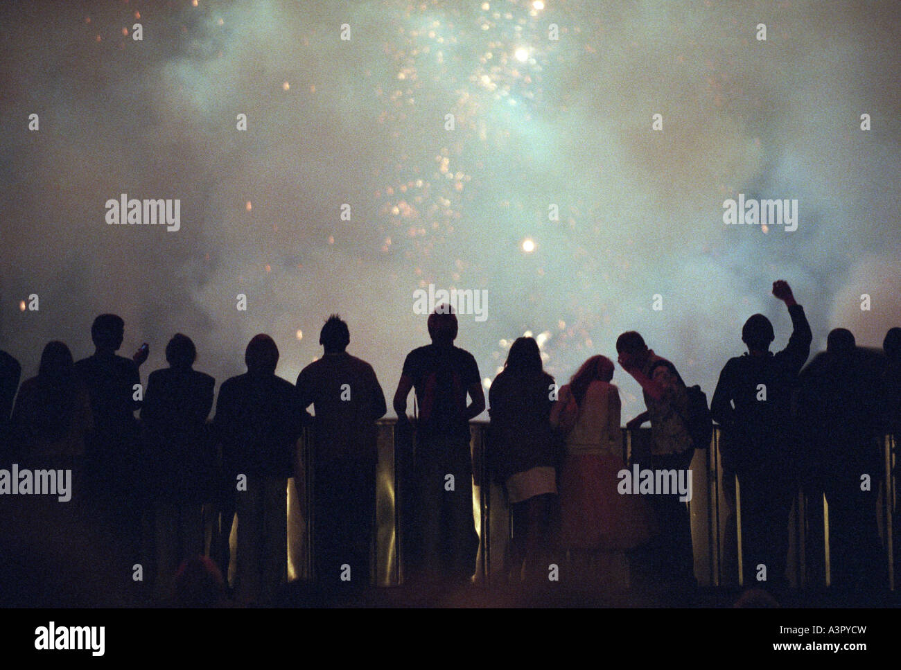 Feuerwerk Raketen und Silhouetten von Zuschauern Stockfoto