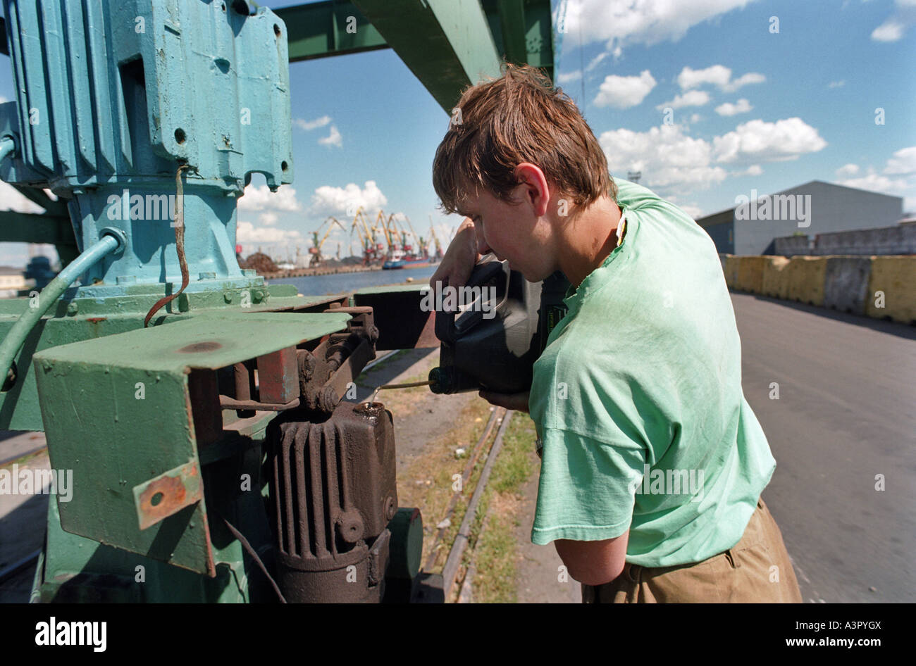 Wartung eines Krans im Fischerhafen, Kaliningrad, Russland Stockfoto