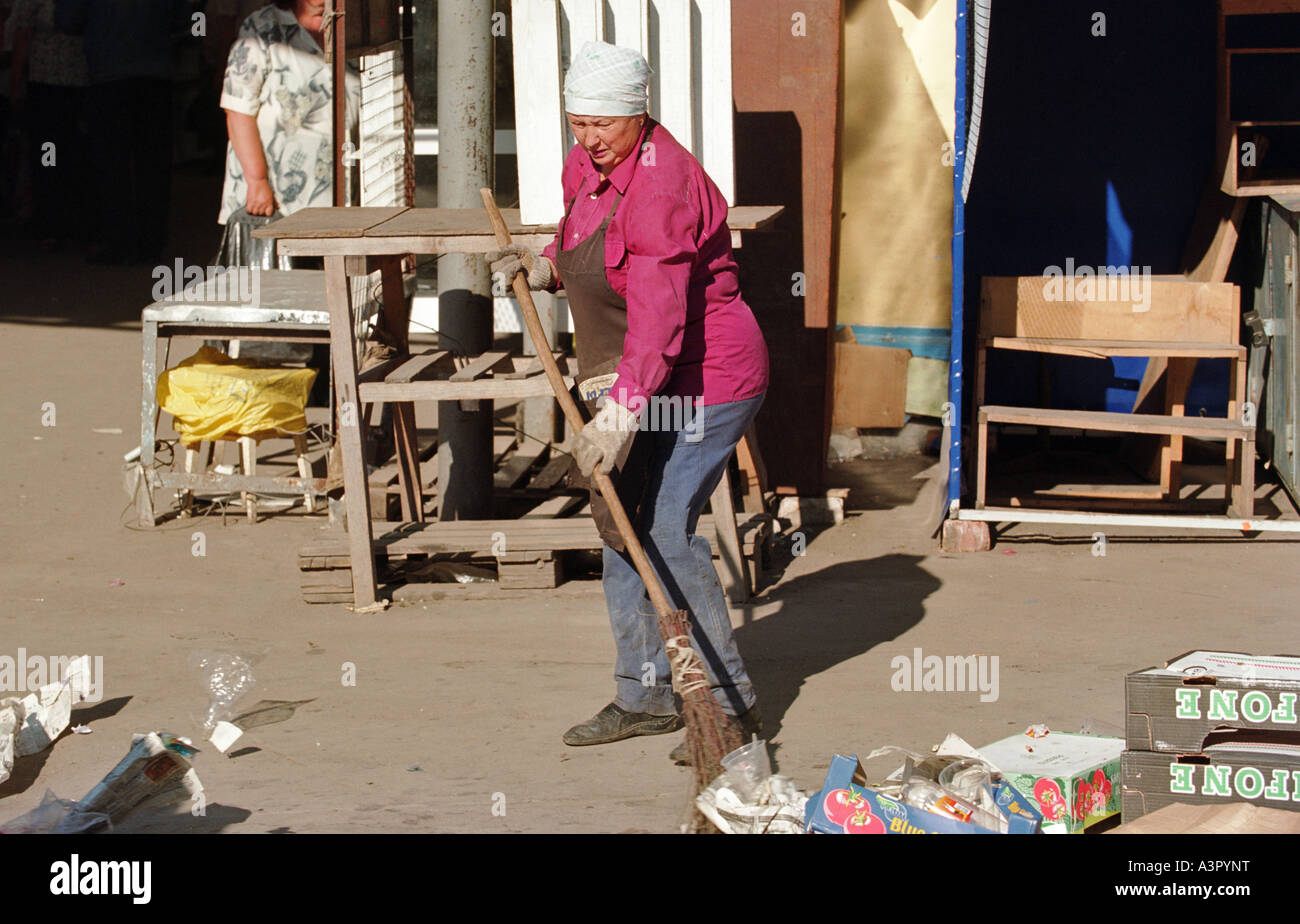 Frau, Reinigung zum zentralen Marktplatz in Kaliningrad, Russland Stockfoto