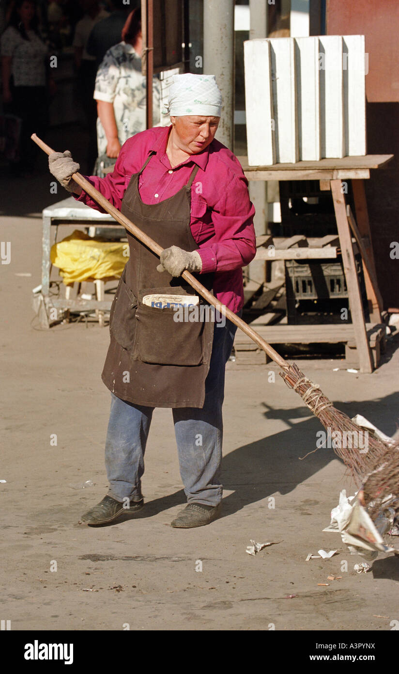 Frau, Reinigung zum zentralen Marktplatz in Kaliningrad, Russland Stockfoto
