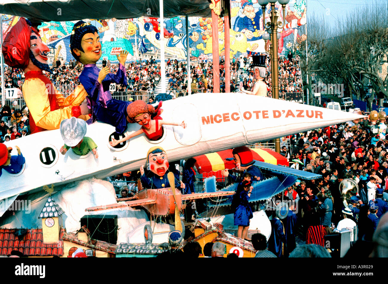 NIZZA, FRANKREICH, große Menge von Menschen feiern beim Karneval VON NIZZA Karneval FESTWAGEN, Bräuche und Traditionen Frankreich Stockfoto