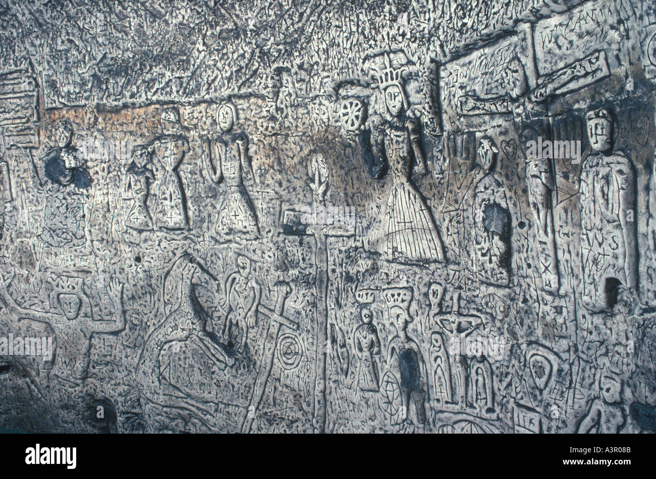 Mittelalterliche Schnitzereien der Royston Cave, die von den Tempelrittern verwendet wurden. An der Kreuzung Icknield Way und Ermine Street. Royston, Hertfordshire Vereinigtes Königreich HOMER SYKES Stockfoto