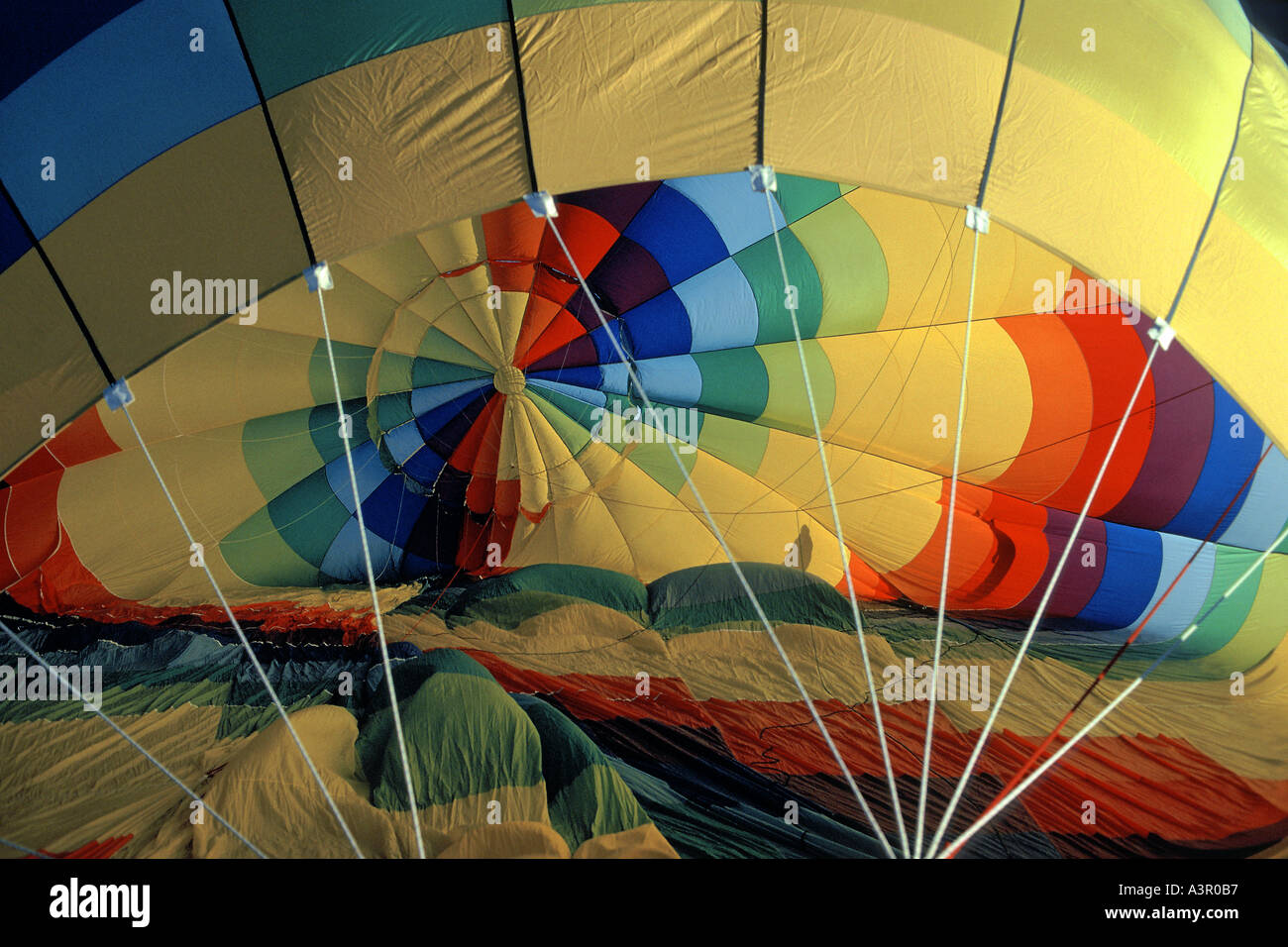 Heißluftballon in der Anfangsphase der aufgeblasen wird Stockfoto