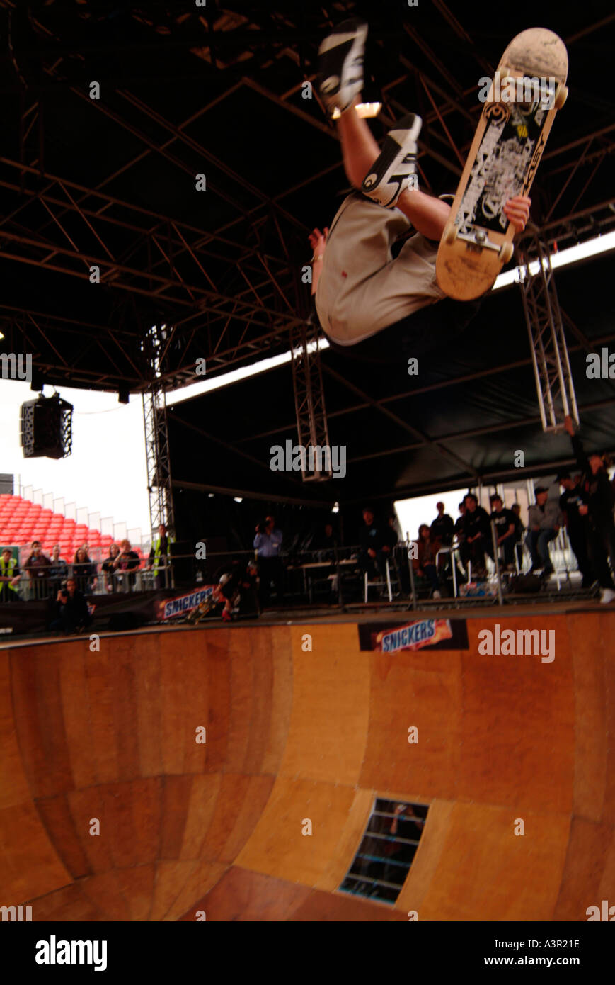 Skateboard Halfpipe Schüssel Vert Wettbewerb beim Download Festival gesponsert von Snickers Game On Stockfoto