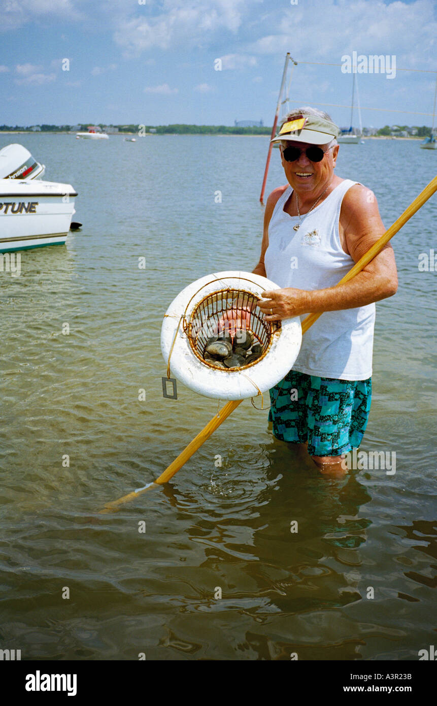 Ein Muschel-Fischer mit seinem Fang von Quahog Muscheln - Buzzards Bay, Cape Cod, Massachusetts, USA Stockfoto