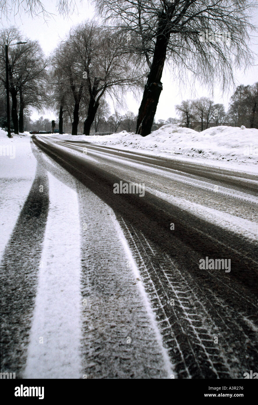 Auto Bremsspuren im Schnee Helsinki Finnland Stockfoto
