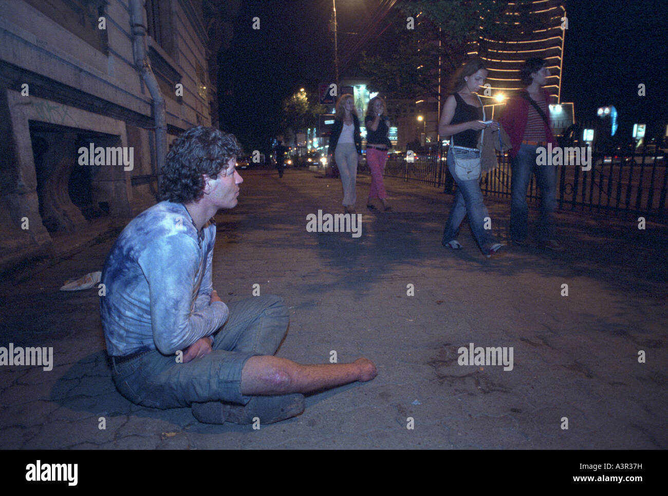 Ein behinderter Bettler auf einem Bürgersteig, Bukarest, Rumänien Stockfoto