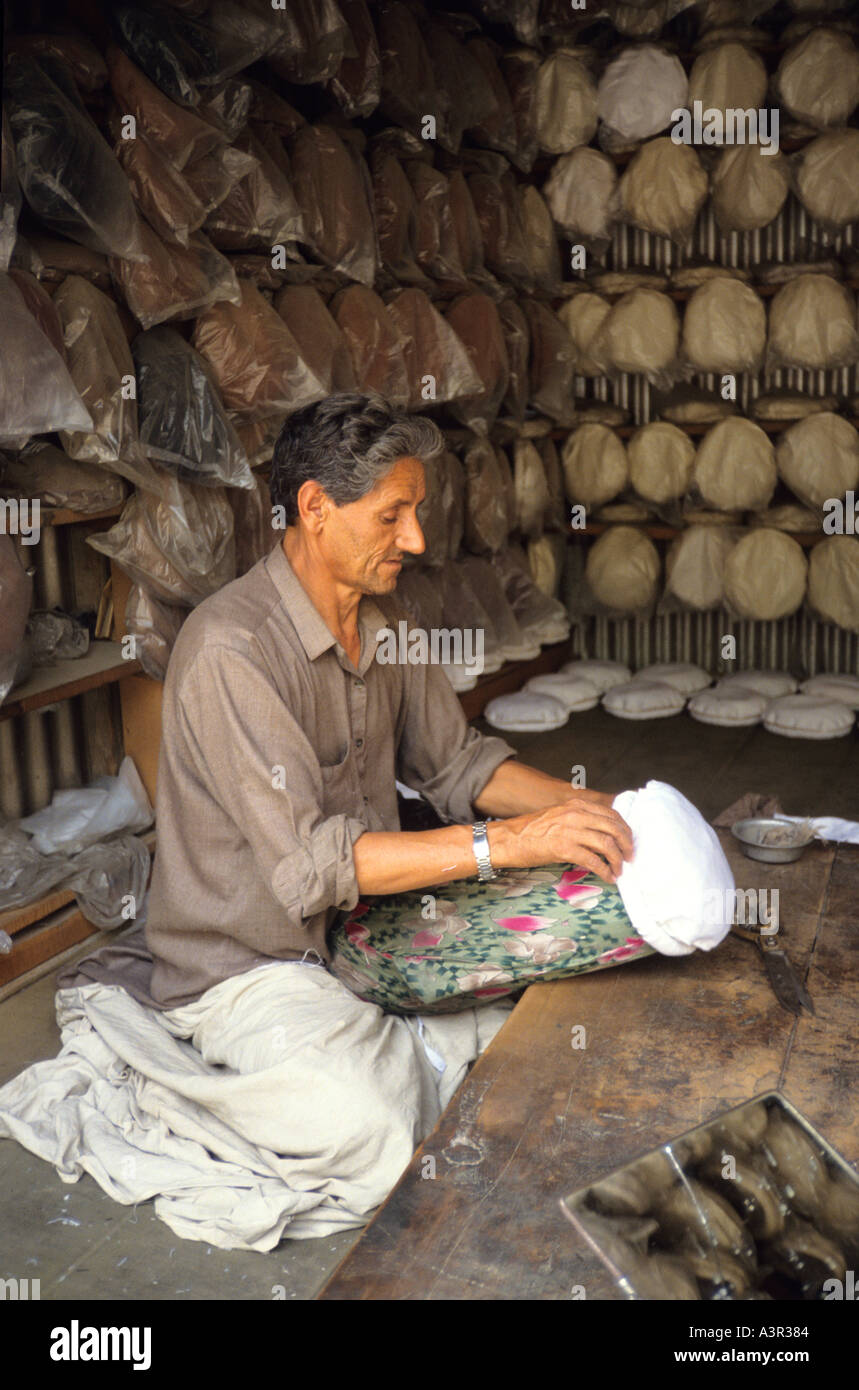 traditionelle Chitrali Hutmacher Straße Hauptbasar in Chitral an der Westgrenze der Noth von Pakistan zu Afghanistan Stockfoto