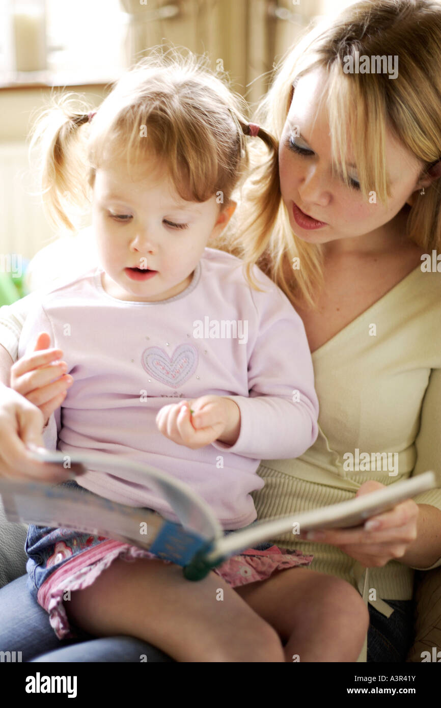 Mutter mit Tochter lesen Stockfoto