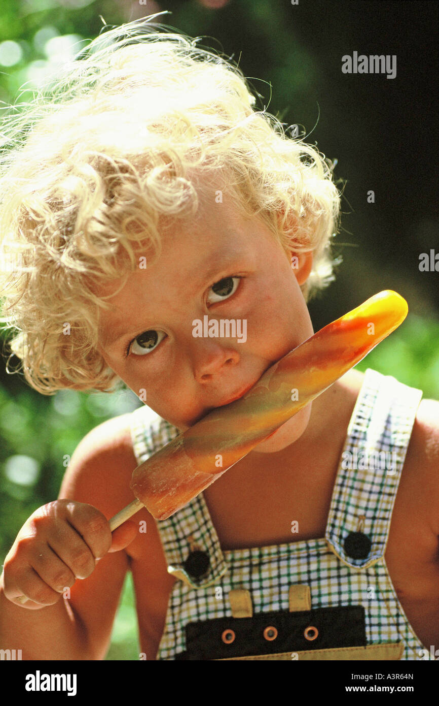 Saugen ein Eis am Stiel Stockfoto